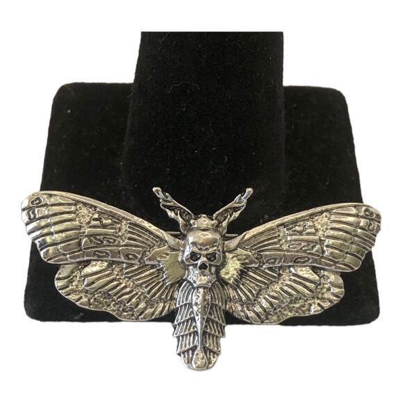 Vintage Inspired Timeless Intricately Designed Silver Plated Butterfly Brooch - Picture 5 of 13